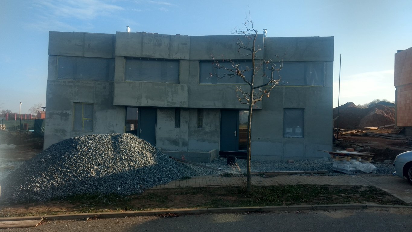 Fotky z výstavby rodinných dvojdomků ve Vysokém Újezdě, Evenio