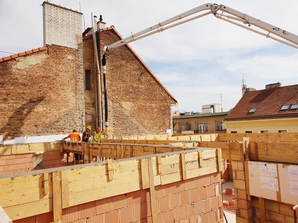 Rekonstrukce domu na Praze 7 je v plném proudu