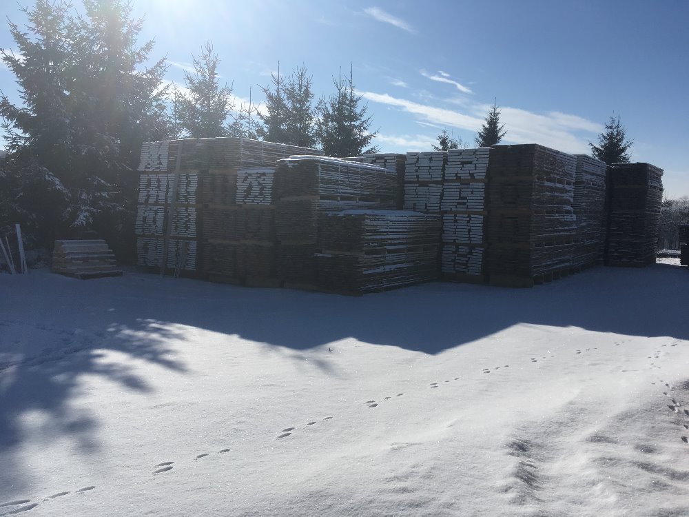 Skladové zásoby dřeva Jaroslava Dvořáka pod sněhem