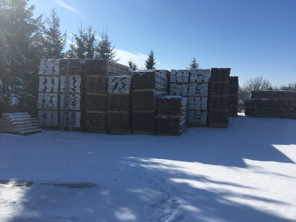 Skladové zásoby dřeva Jaroslava Dvořáka pod sněhem