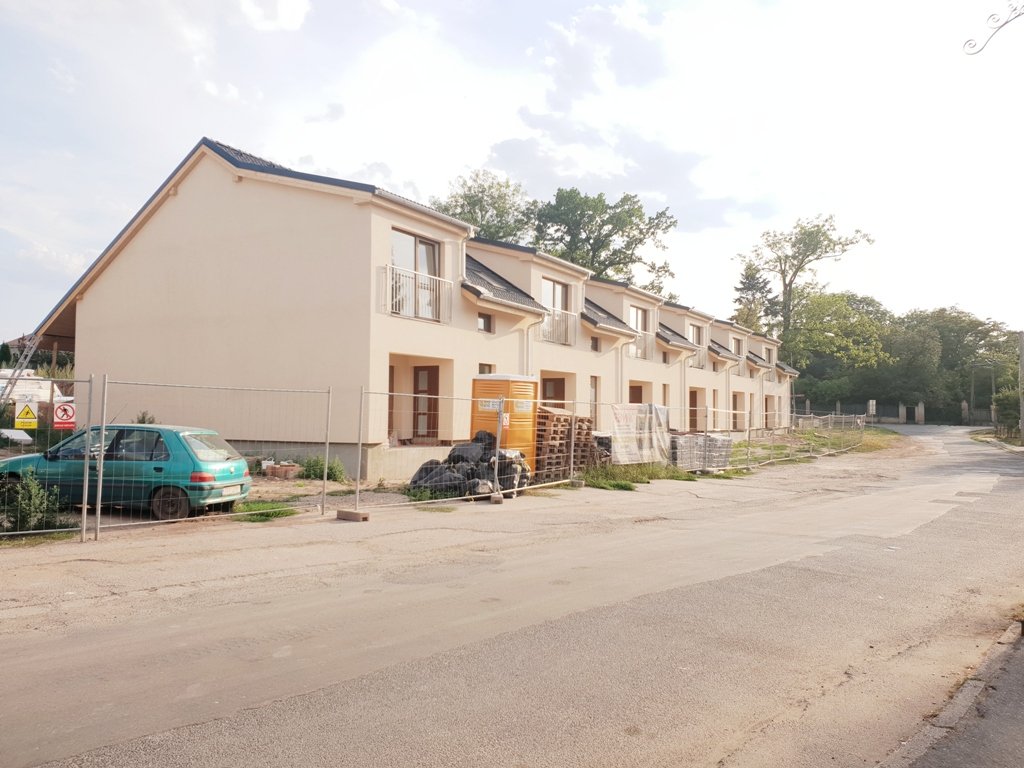 Všechny domy v Liblicích u Českého Brodu už jsou prodány. Noví majitelé je dostanou během listopadu.