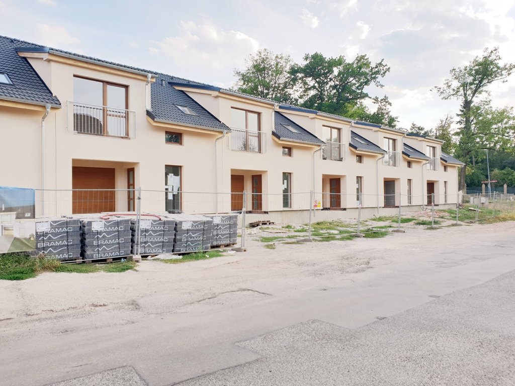Všechny domy v Liblicích u Českého Brodu už jsou prodány. Noví majitelé je dostanou během listopadu.